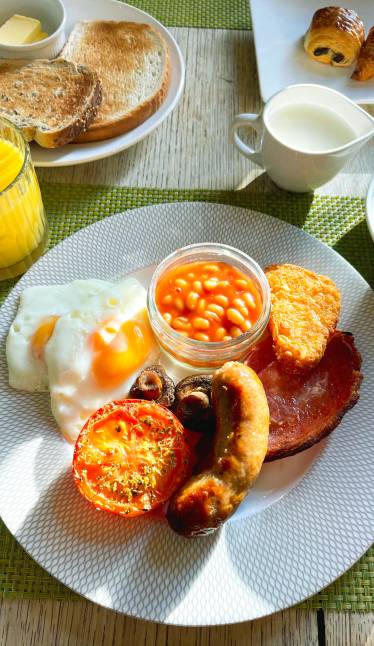 Photo of a cooked full english breakfast.